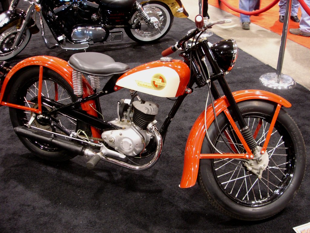 Moto routière exposée dans la concession d'Angers